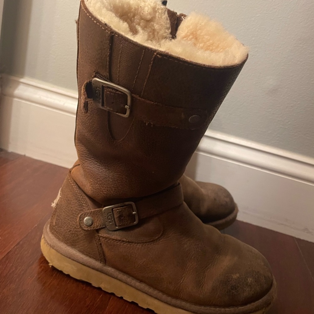 Size 5 brown Uggs. 11inches tall.